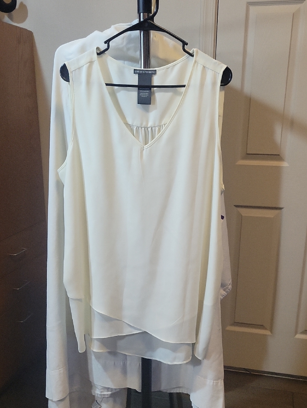 Chelsea & Theodore Cream Layered V-Neck Sleeveless Top